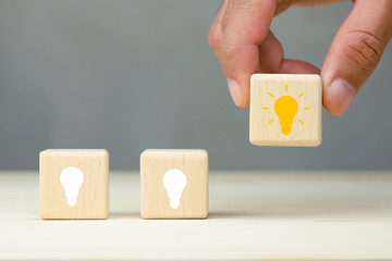 六年级上册第六单元英语42页的公告栏怎么读