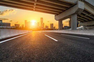 六年级上册第六单元英语42页的公告栏怎么读